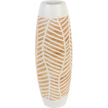 Hoher Holzstapel mit Blattmuster